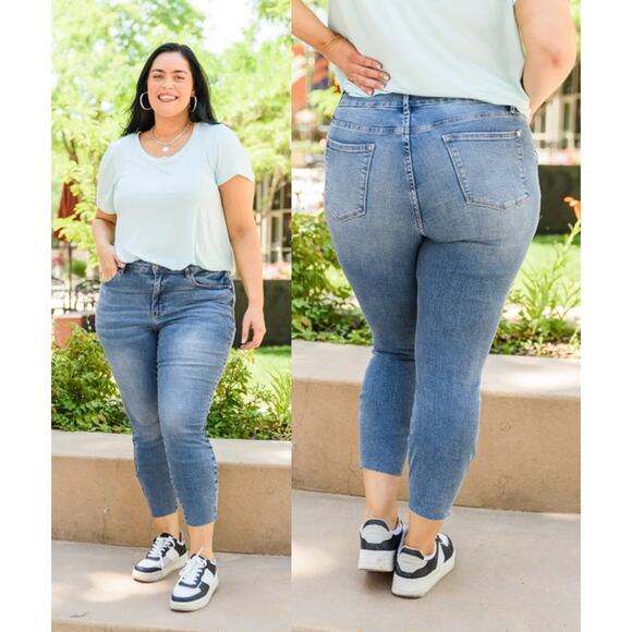 Judy Blue NWT Becca Hi-Waisted Embroidered Pocket Relaxed Denim Women Plus 18W - Picture 1 of 15